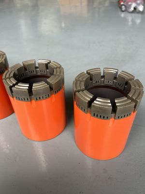 Các bit kim cương được ngâm cho lõi đá cứng trong khai thác mỏ